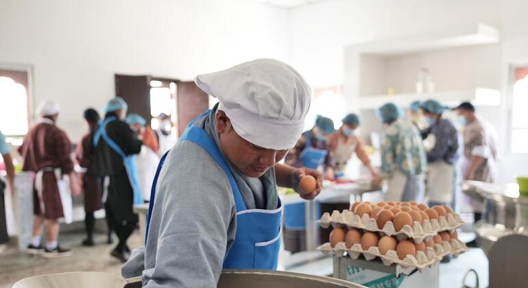 Инициатива предусматривает реализацию пилотного проекта, в рамках которого осуществляется поставка яиц 32 тысячам учащихся в 343 школах Бутана.